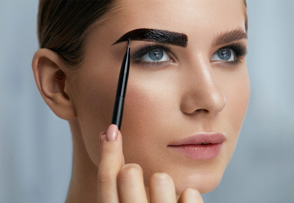 眉ティントを塗っている女性
