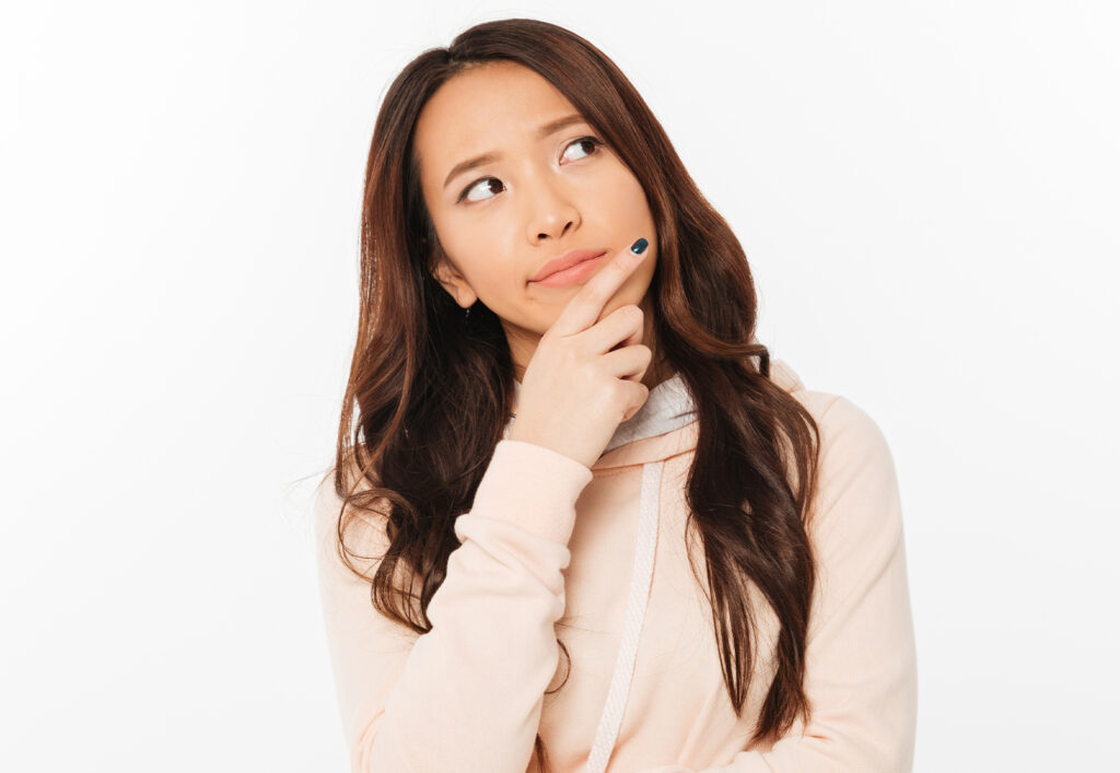 首を傾げている女性