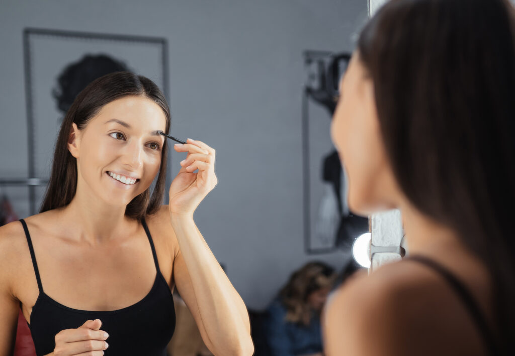 眉メイクのデザインを調整している女性
