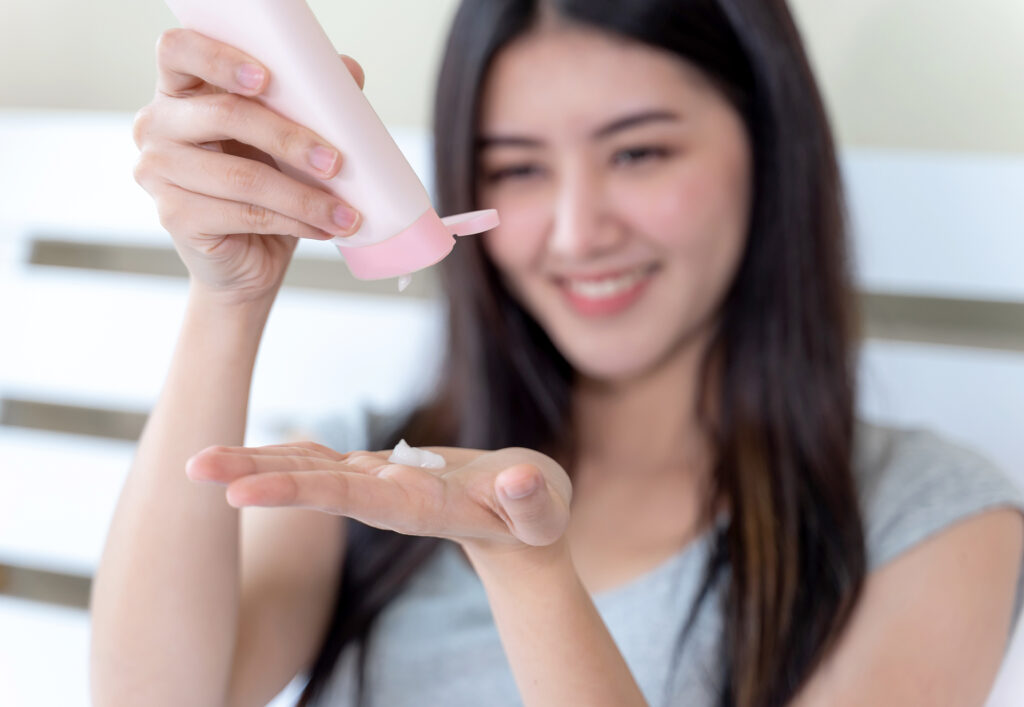 紫外線対策をしている女性