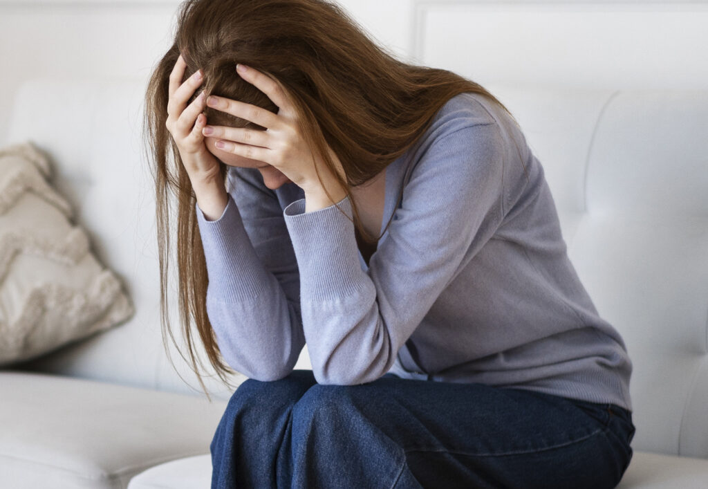 悩んでいる女性