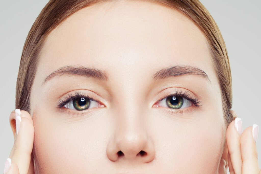 アーチ眉はカーブで印象が変わる？｜正しい整え方や似合う人を解説