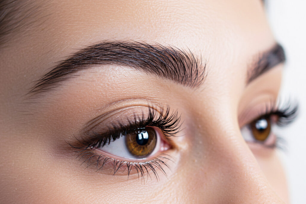 上がり眉は印象ダウン？｜平行眉にしたい場合の注意点や整え方を解説