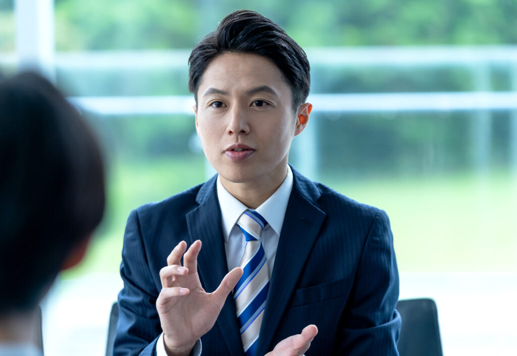 上がり眉でビジネスシーンで好印象な男性