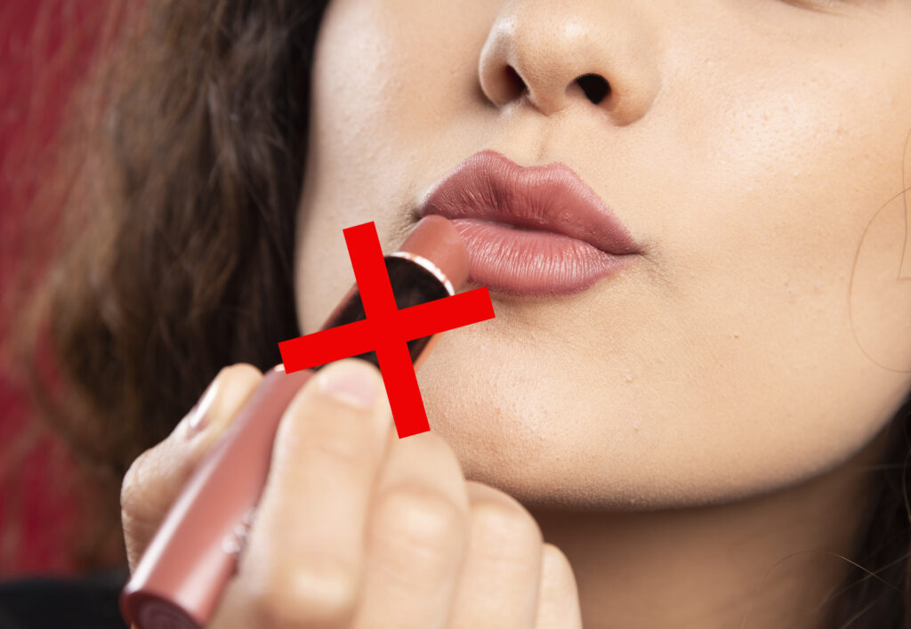 リップや口紅で唇が荒れてしまったらいったん使用を中止することを表す画像