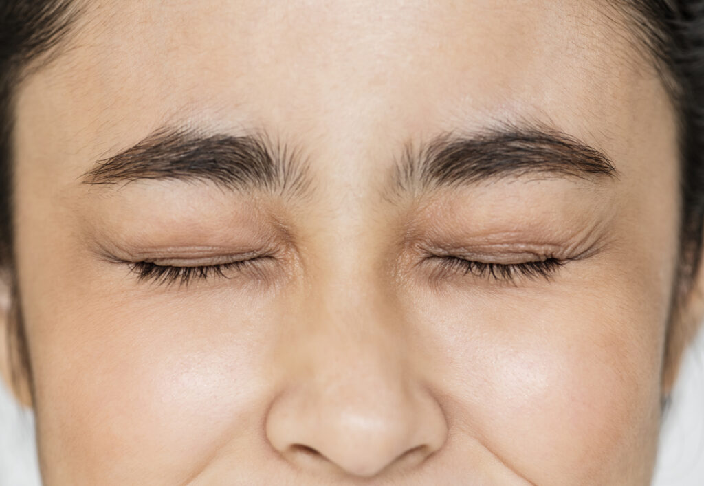 眉毛が濃くてぼさぼさな女性