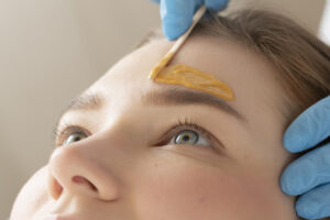 眉毛ワックスとは？仕組み・メリット・セルフでのやり方まで徹底解説