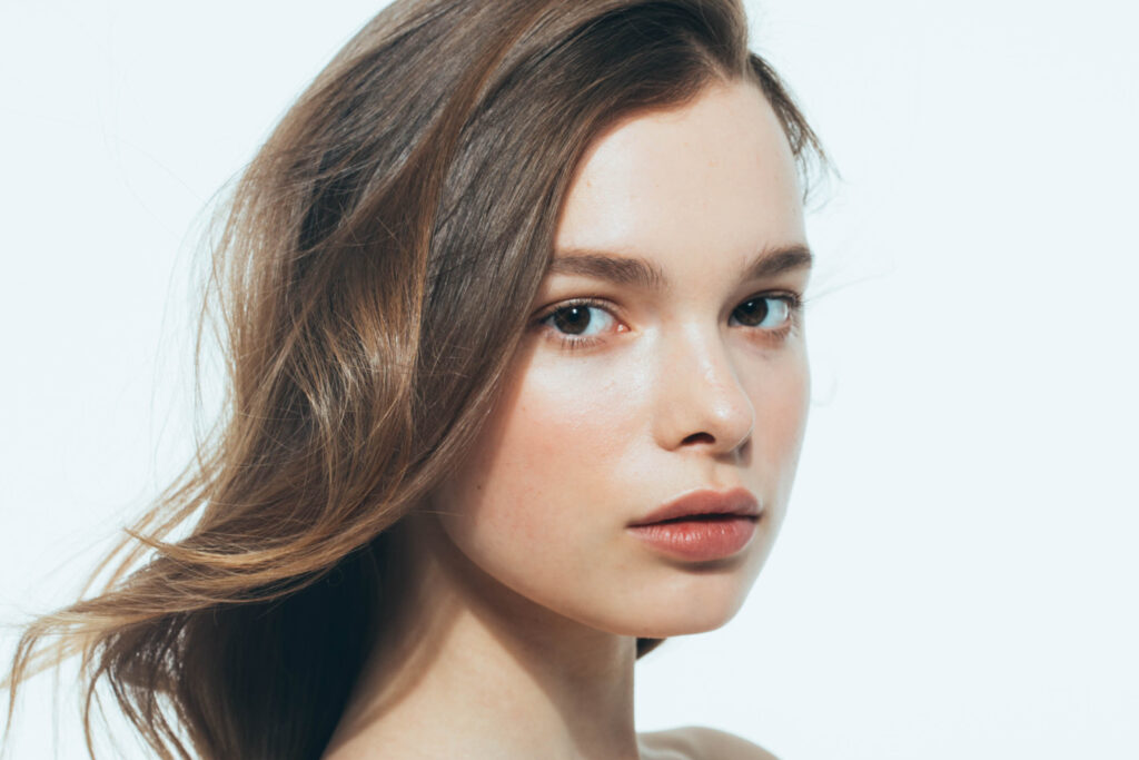 眉の毛流れを固定するには？基本の方向とバラつきを防ぐ美眉キープ法