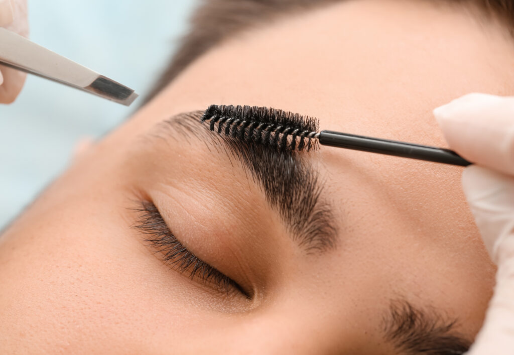 眉サロンで施術を受けている男性