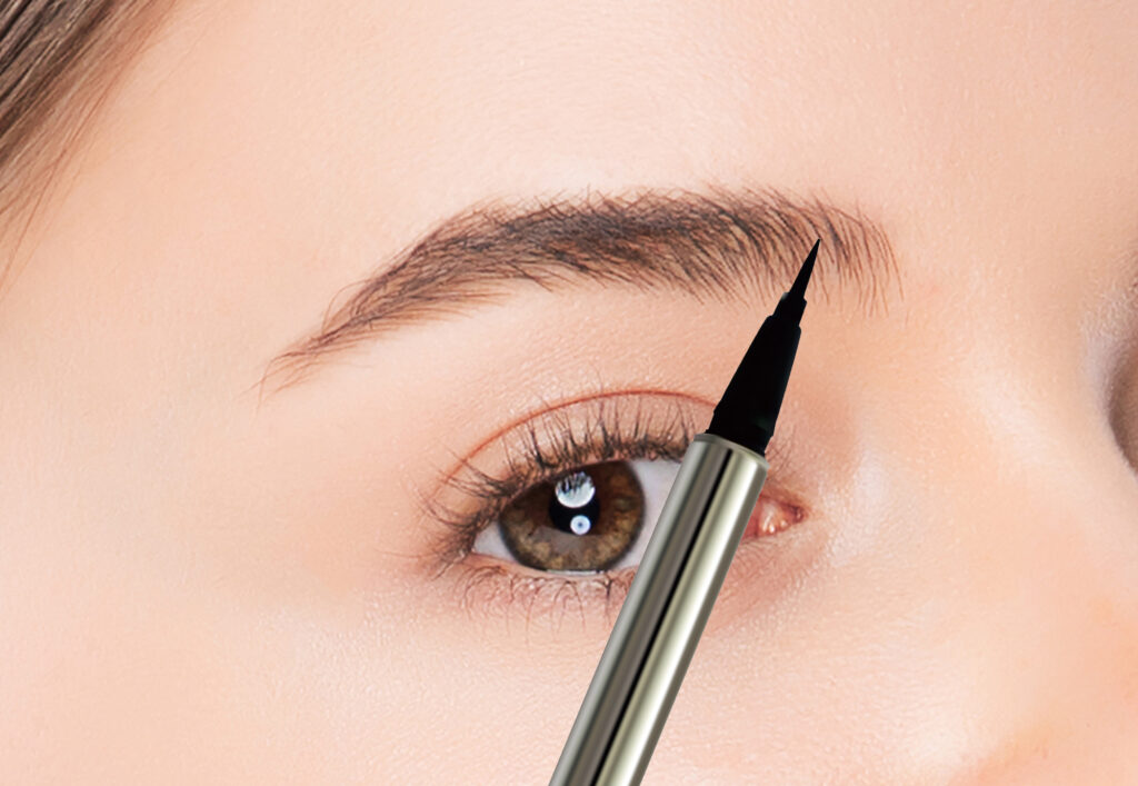 眉毛をリキッドライナーで1本ずつ描いている画像