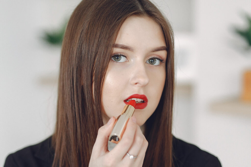 口紅の塗り方で色持ちが変わる｜基本～応用テクまで徹底解説