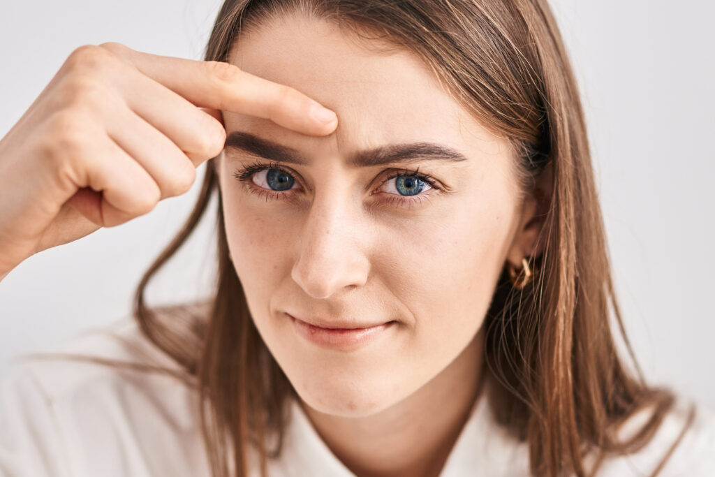 眉毛が繋がってるのが気になる人必見！原因から整え方まで徹底解説