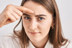 眉毛が繋がってるのが気になる人必見！原因から整え方まで徹底解説