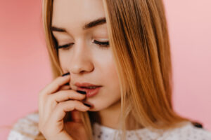 唇の乾燥・皮剥けの原因と正しい対処法｜NG習慣チェック＆リップケア完全ガイド