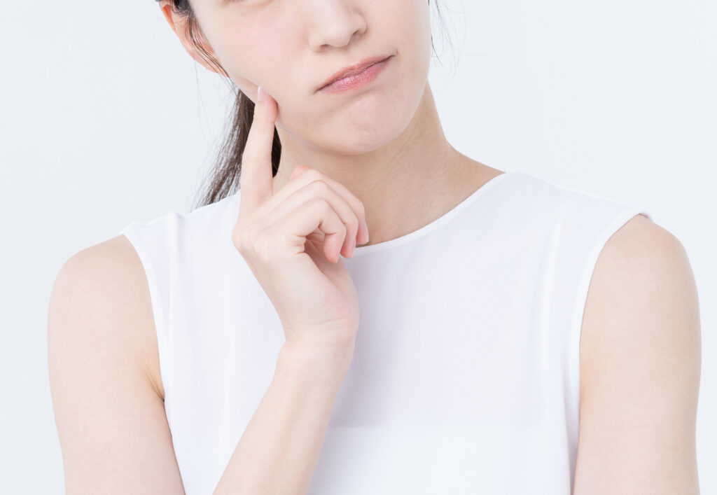 首を傾げている女性