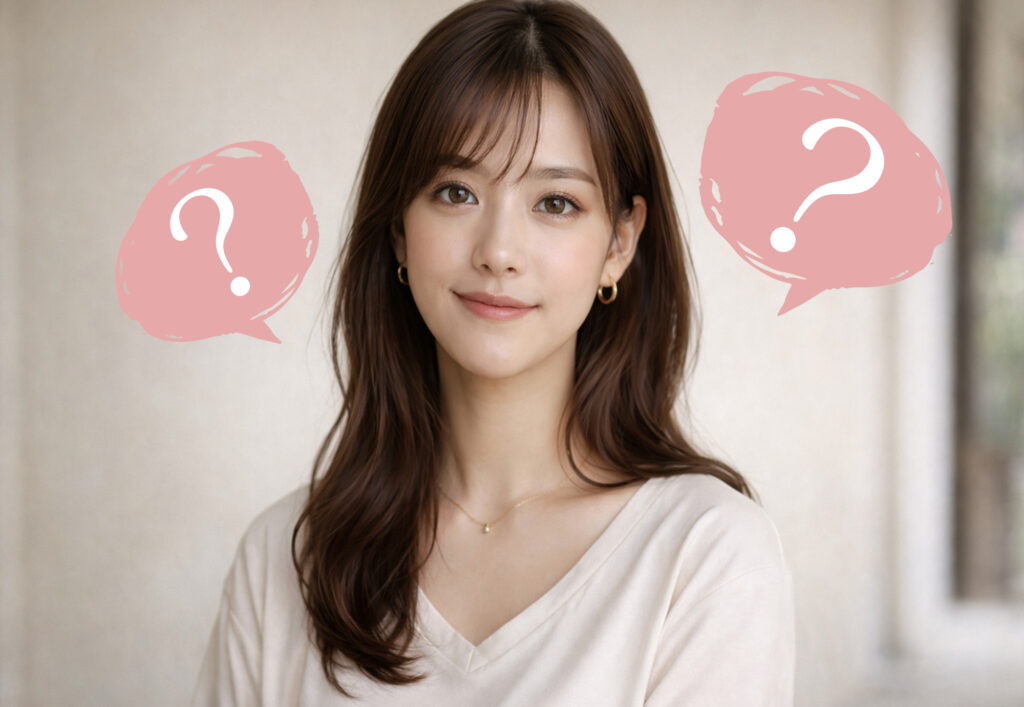 口角が左右非対称でどんな印象を与えているか考えている女性