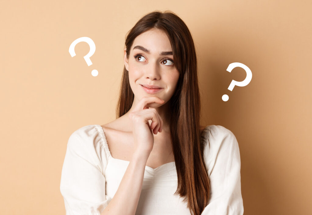 はてなを浮かべて悩んでいる女性