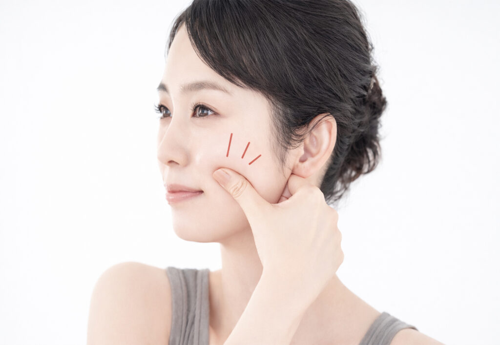 口角の左右差を治すためにセルフケアしている女性